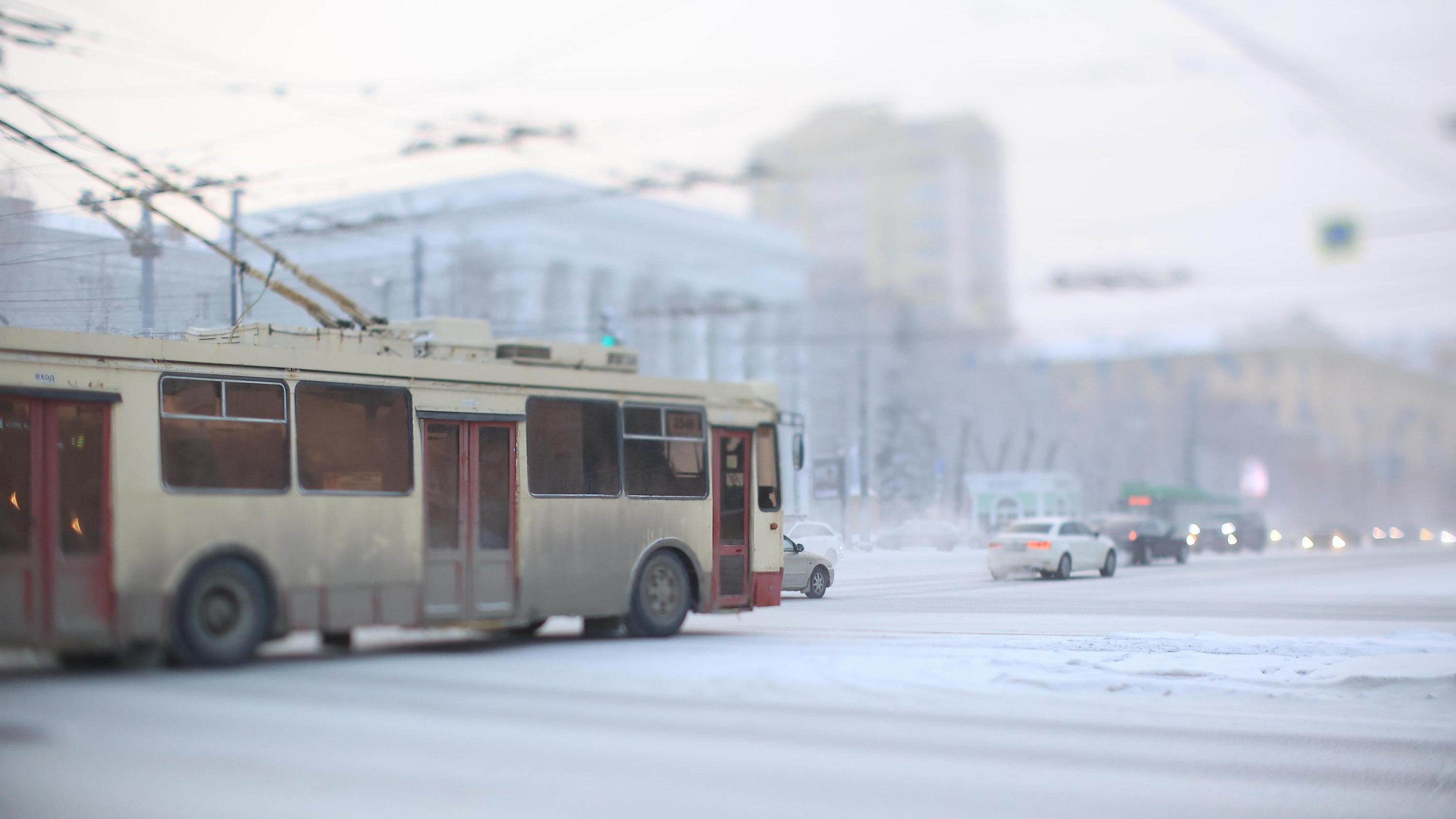 Троллейбус, ездивший по городу больше 10 лет, сгорел в кемеровском депо: что случилось