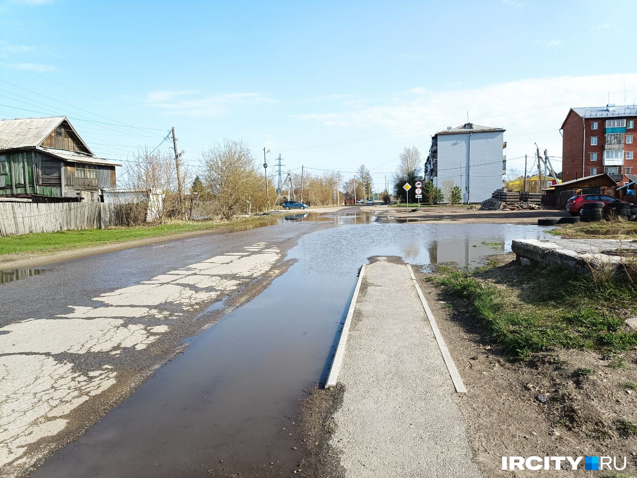 Тротуар на Садовой этой весной после снегопада. Фото сделано 20 мая 2023 года Тротуар на Садовой этой весной после снегопада. Фото сделано 20 мая 2023 года
