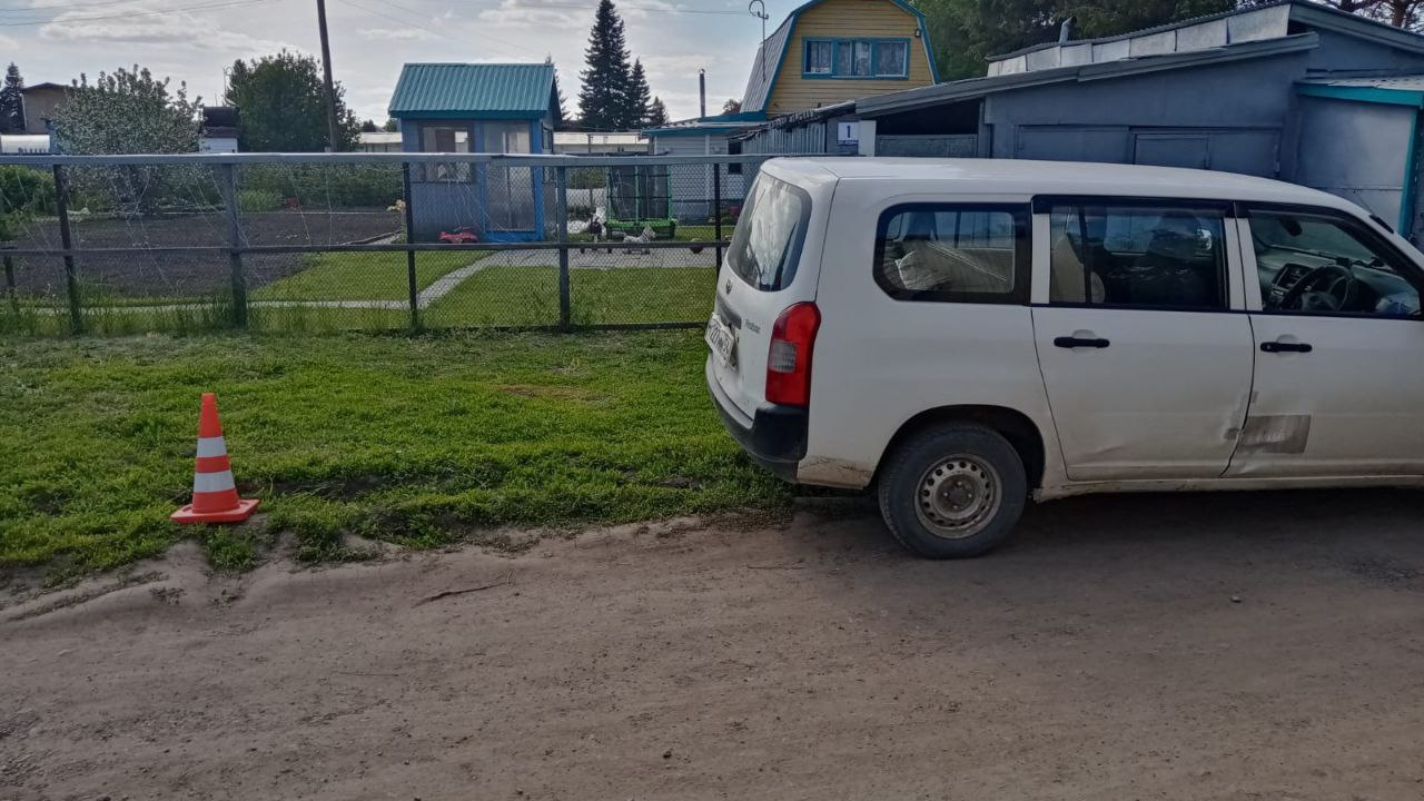 Ребенок стоял на обочине: шестилетний мальчик попал под колёса Toyota в Новосибирске