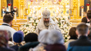Сотни новосибирцев принесли в церковь куличи и вино — фоторепортаж из Вознесенского собора