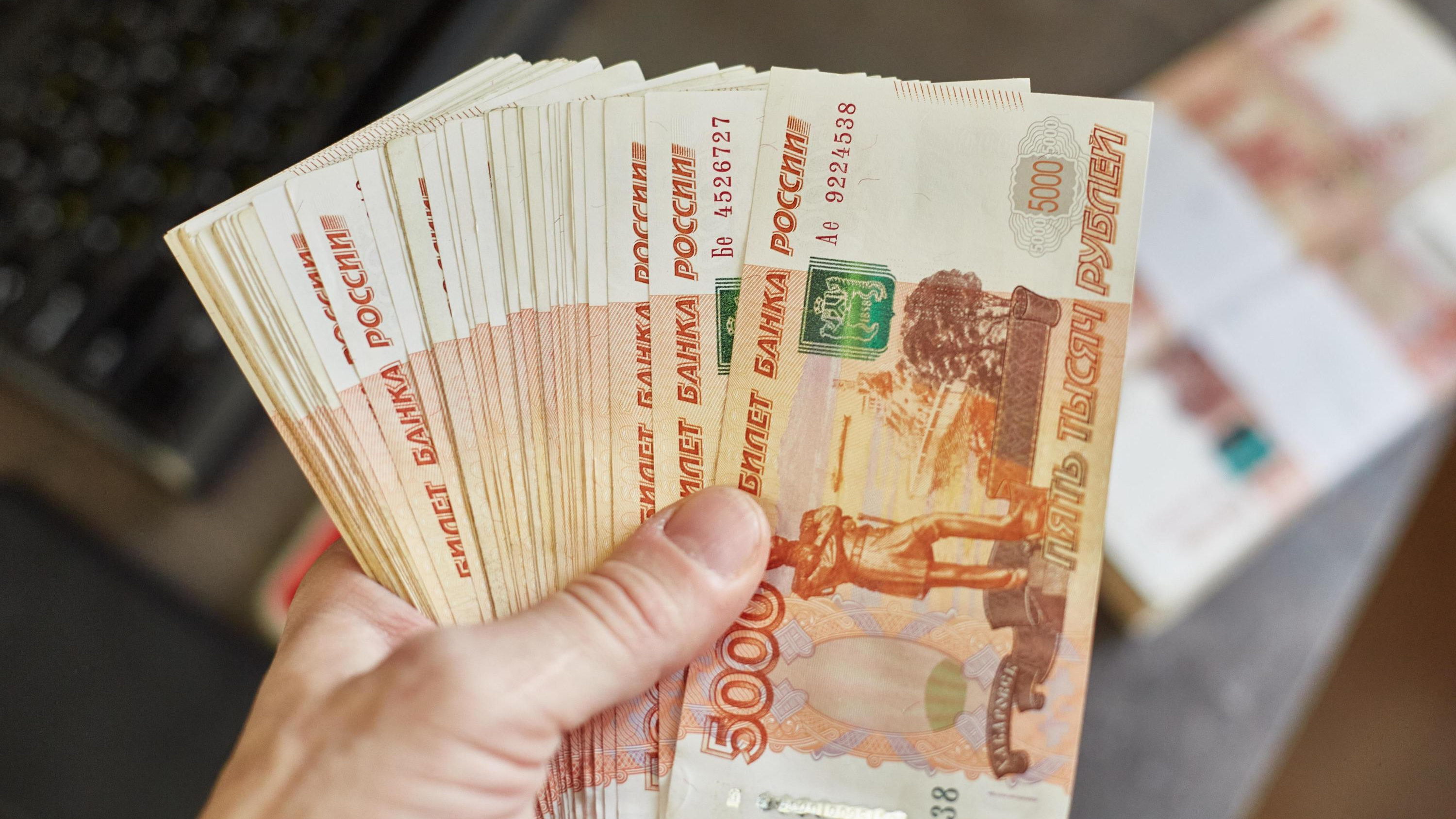 Больше, чем у хирурга и шахтера: кому в Кузбассе готовы платить зарплату 250 тысяч рублей