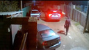 «Он всё залил маслом»: в Волгограде юноша в маске пытался поджечь автомобиль и частный двор — видео