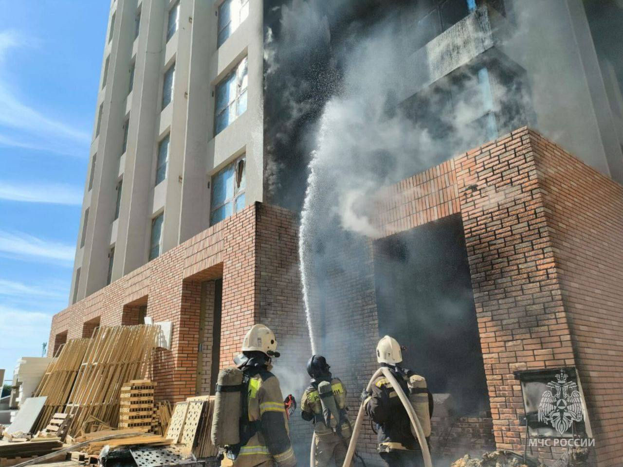 Дым выше девяти этажей: в Барнауле сняли на видео пожар в строящемся доме