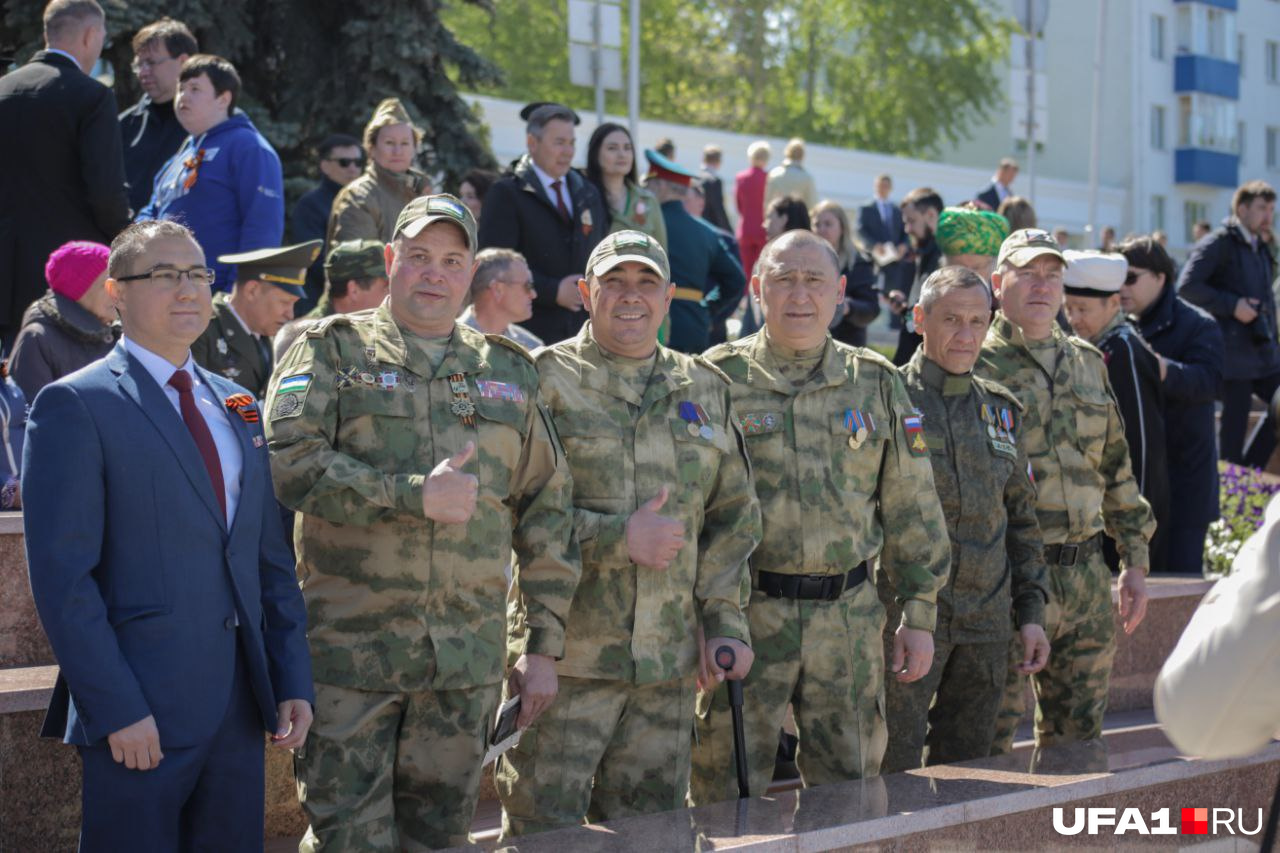 Военные с наградами тоже пришли