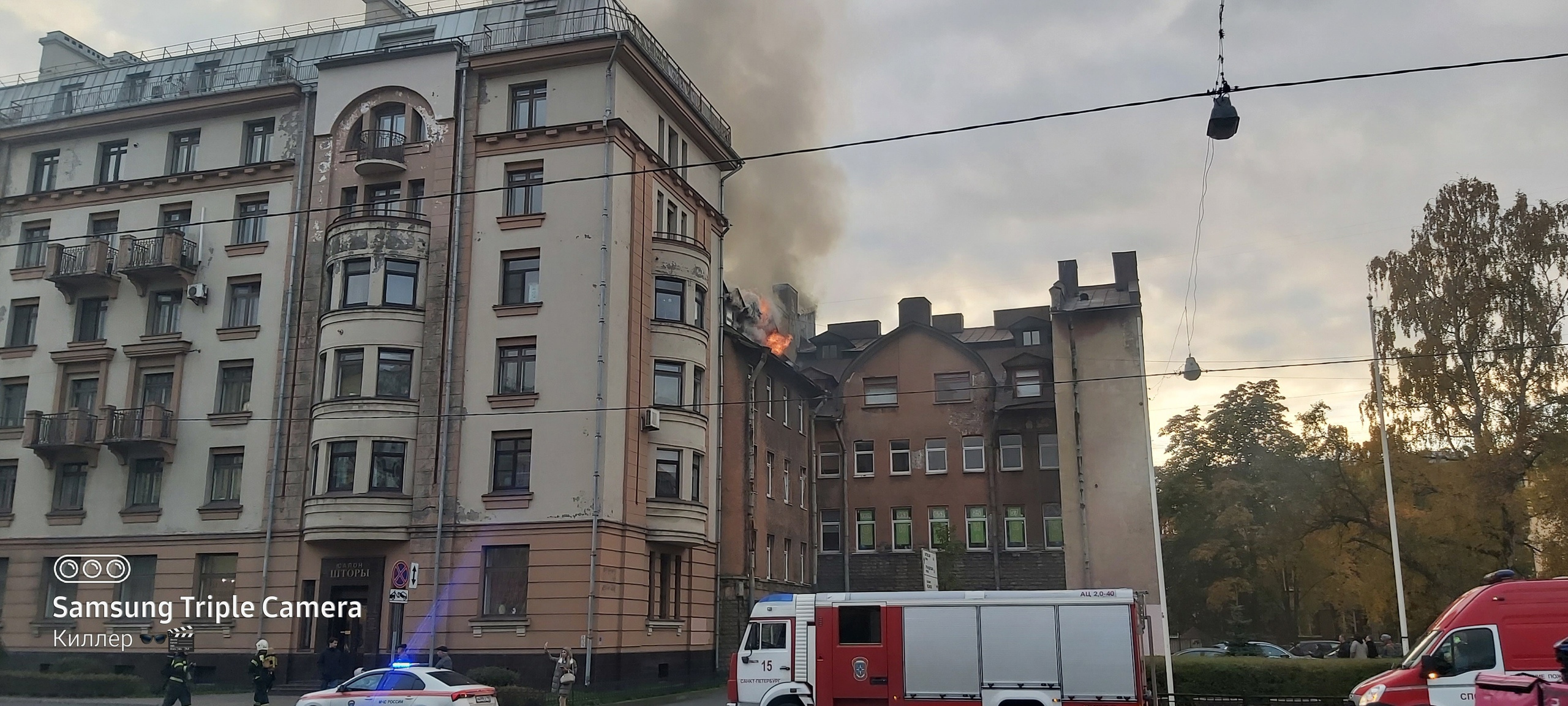 Локализован пожар на мансарде памятника на Большом Сампсониевском проспекте  в Петербурге, фото - 24 октября 2023 - ФОНТАНКА.ру