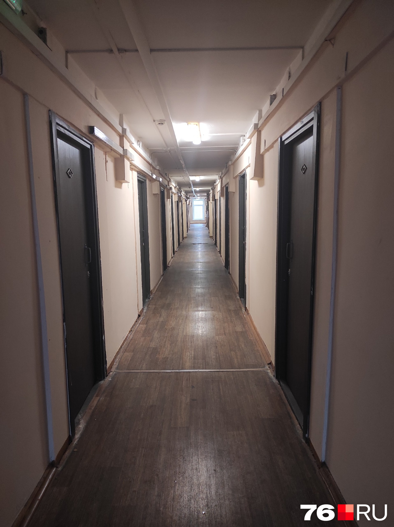 Раньше коридоры были выкрашены в больничный зеленый, однако в 2021 году в коридоре одного из этажей провели ремонт