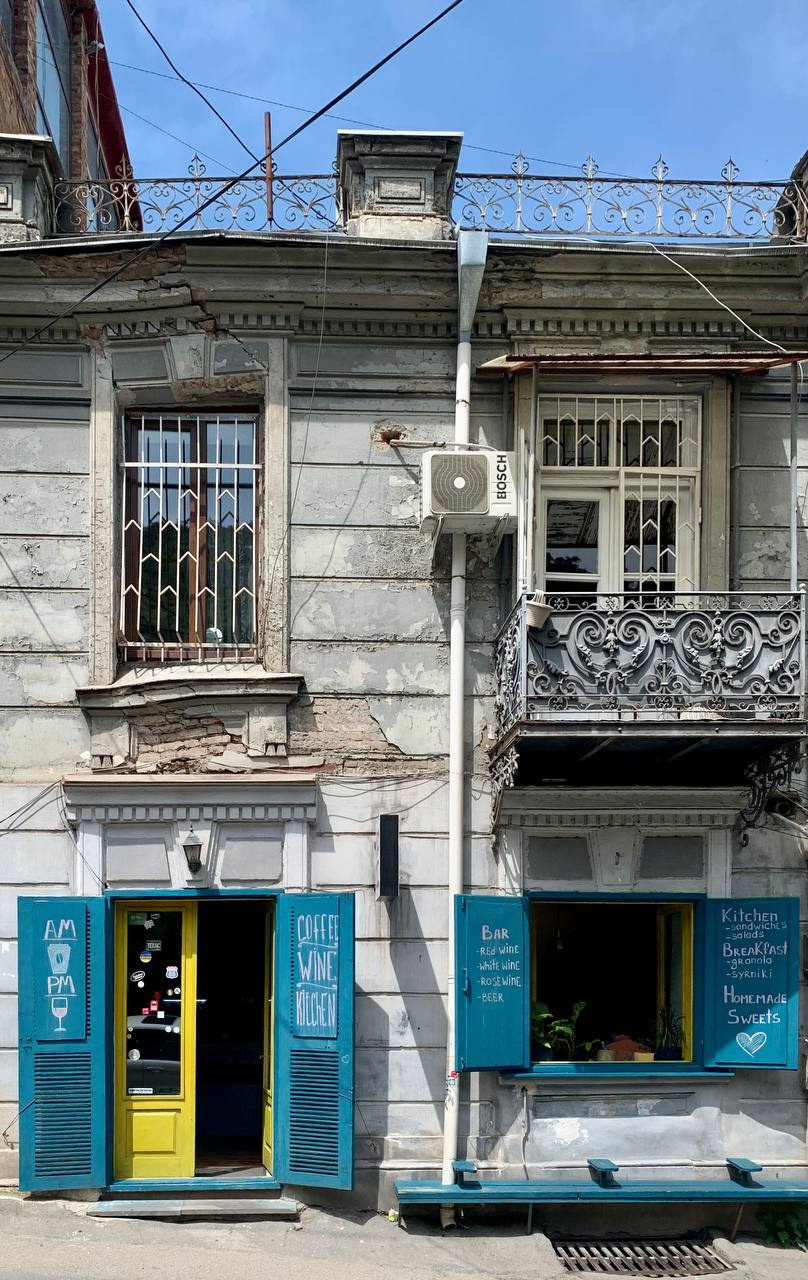 Дома в старом городе — как произведение искусства. Они передают атмосферу старого Тбилиси