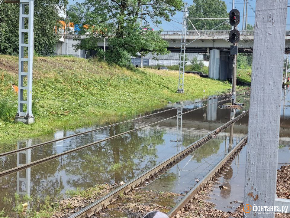 Потоп на Пискаревке нарушил движение электричек. Задержаны уже пять поездов