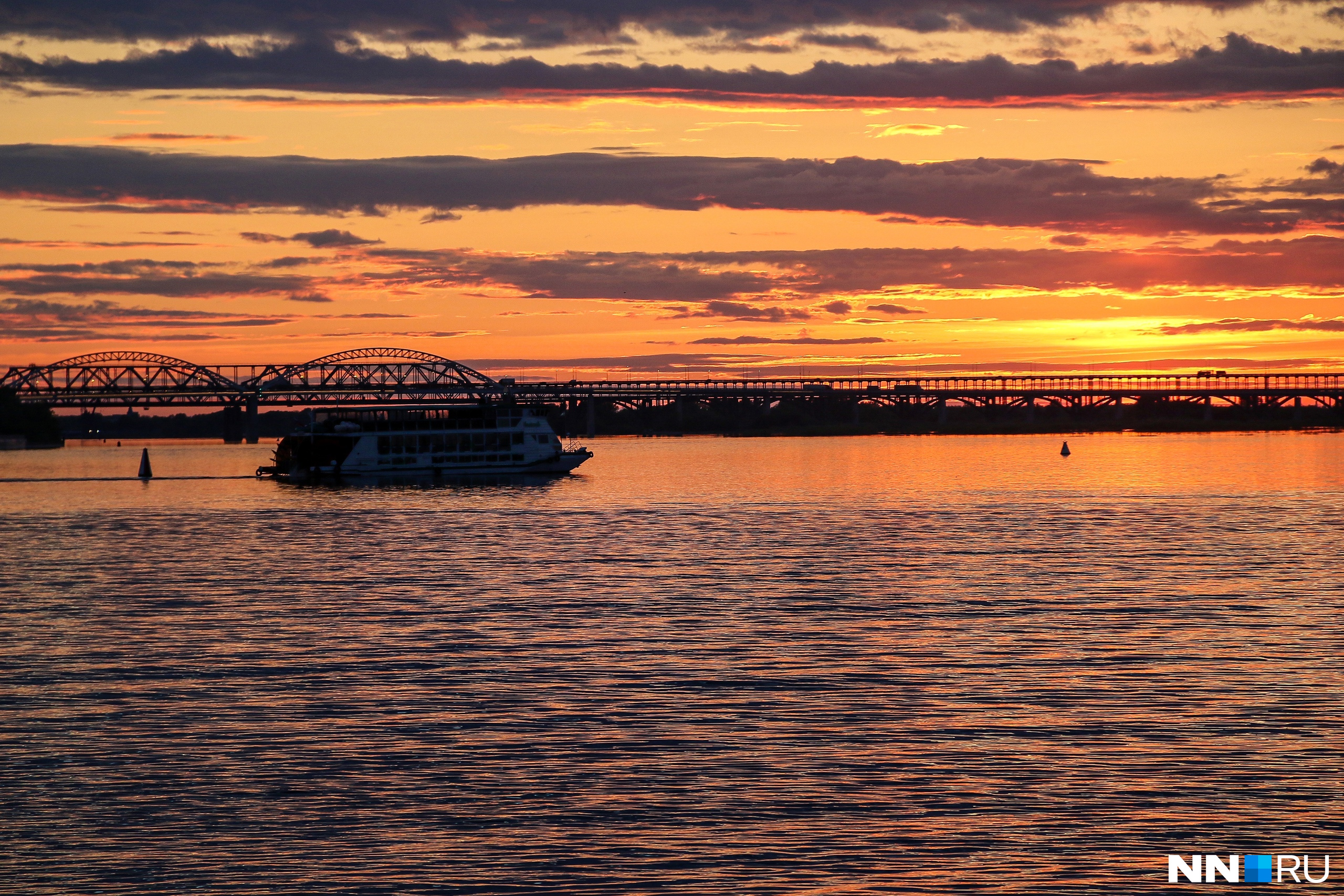 Закат солнца в нижнем новгороде. Горящие солнце. Нижний новгород закаты на набережной. Закат солнца в нижнем новгороде. Закат на горьковском водохранилище.