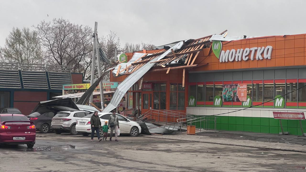В Екатеринбурге сильный ветер снес крышу с супермаркета. Видео