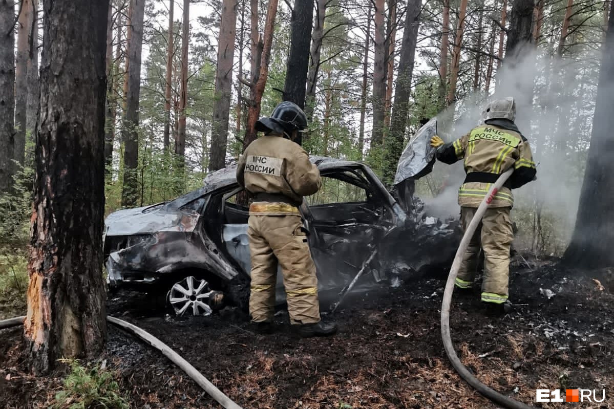 В жуткой аварии на Урале погибли два человека: они заживо сгорели в машине