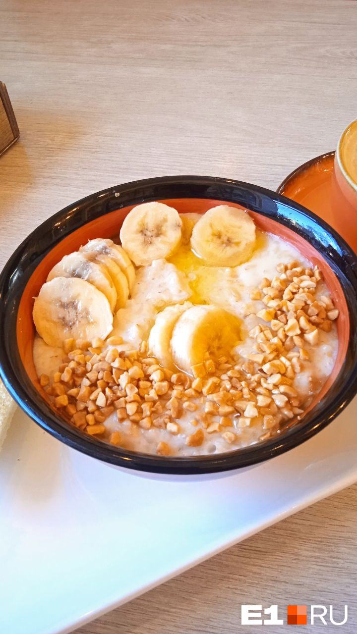 Читатели делились фотографиями завтраков. Вот овсяная каша с бананом и арахисом из «Пан Пиццы»