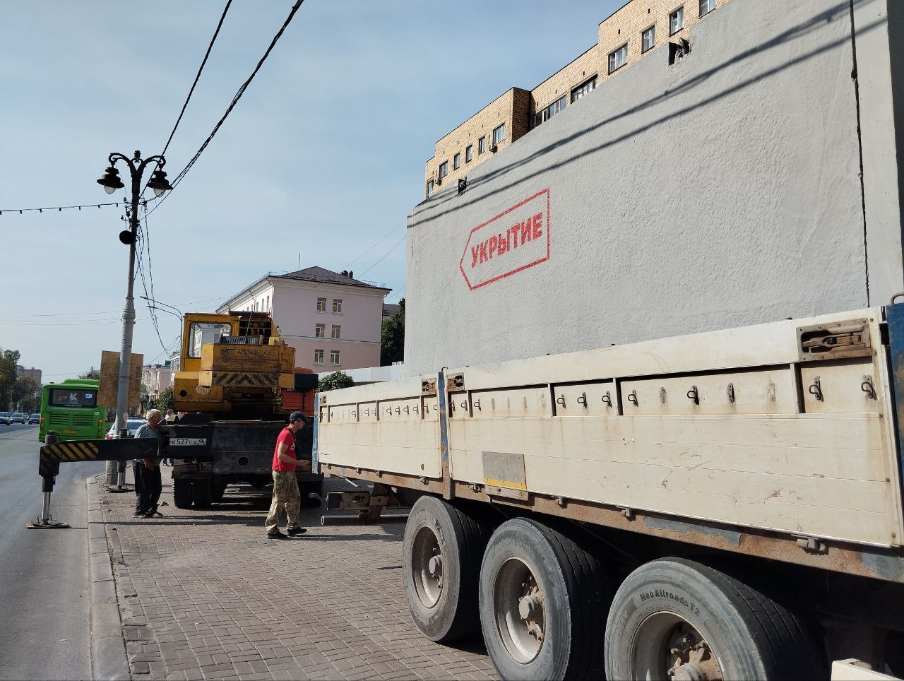 На улицах Курска начали устанавливать железобетонные укрытия