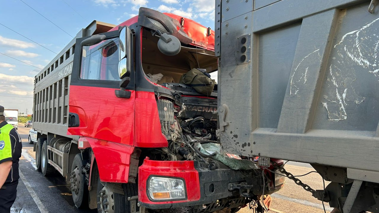В Воронеже столкнулись три грузовика — водитель одного из них погиб