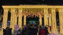 Делают фото на память: новосибирцы собрались в центре города, чтобы проводить уходящий год — видео