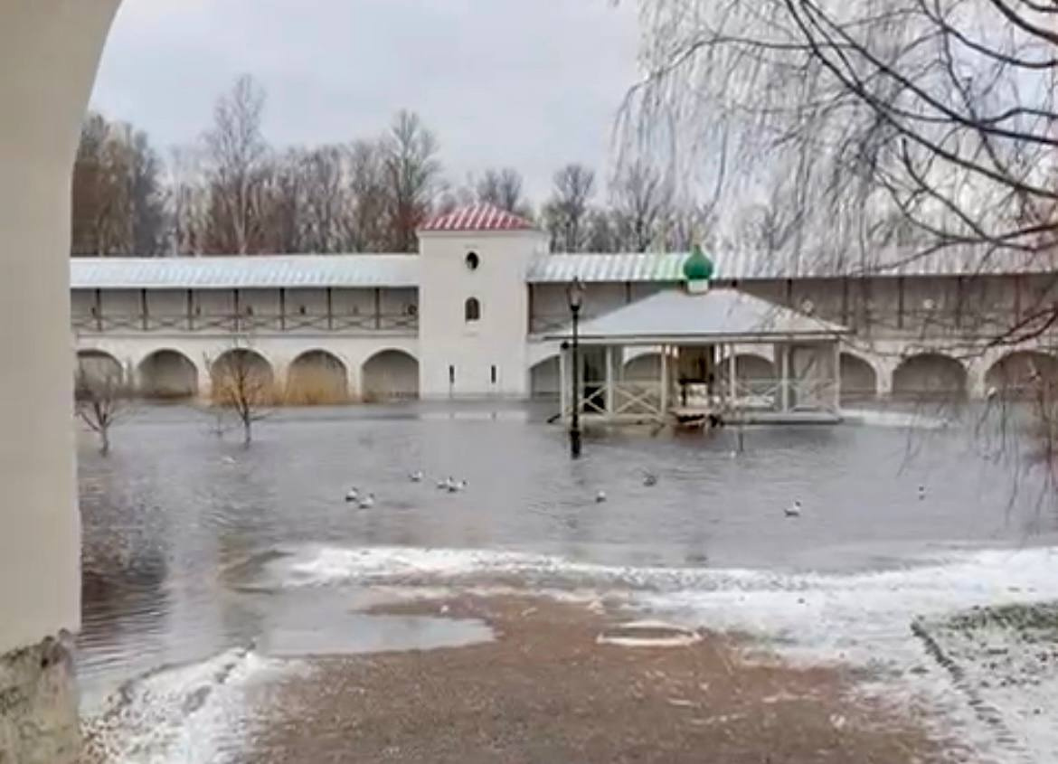 В Тихвине подтоплены монастырь и 82 домохозяйства - 4 апреля 2024 -  ФОНТАНКА.ру