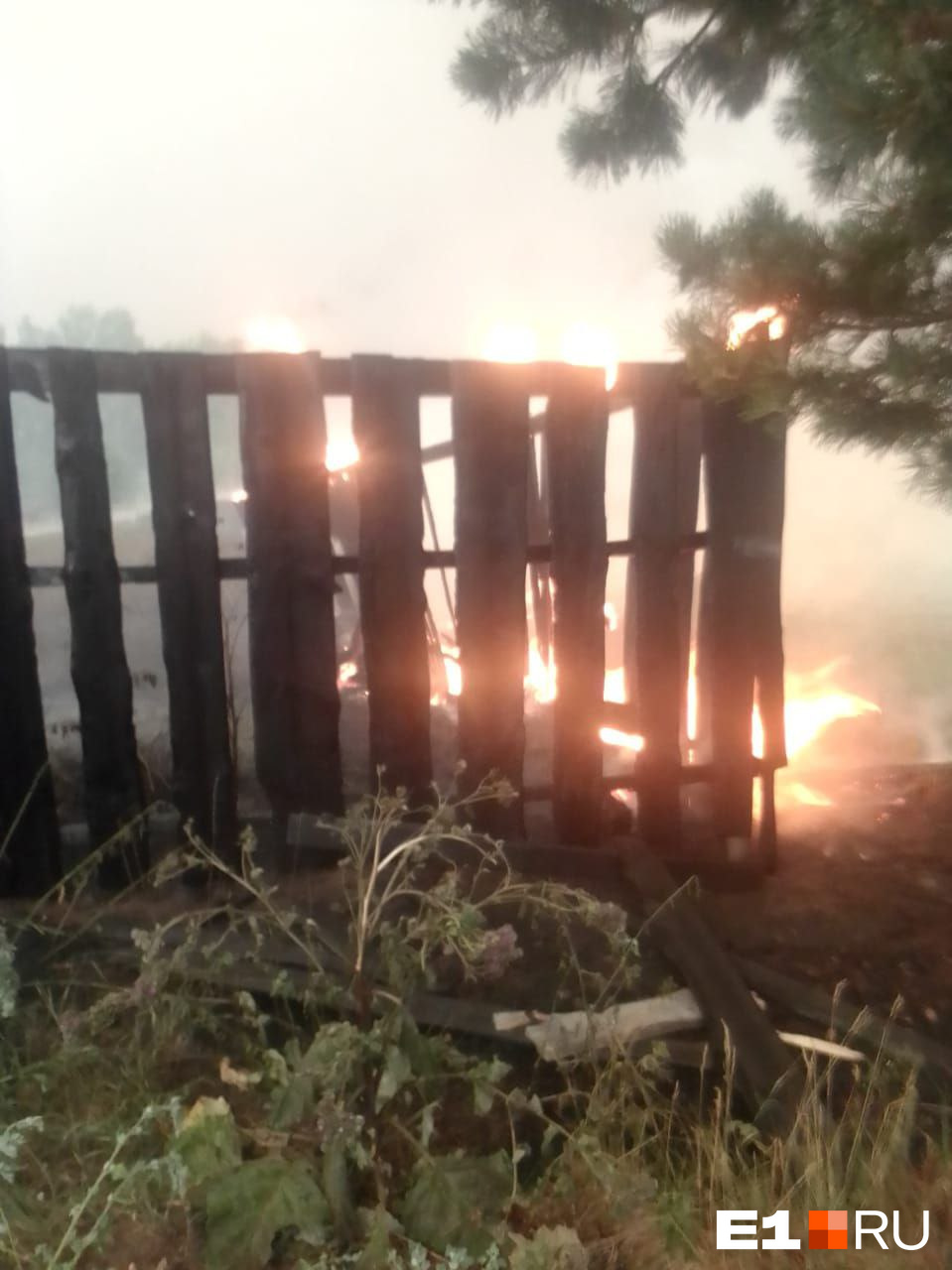 Жители сами тушат свои заборы. Страшный пожар вплотную подошел к селу неподалеку от Екатеринбурга
