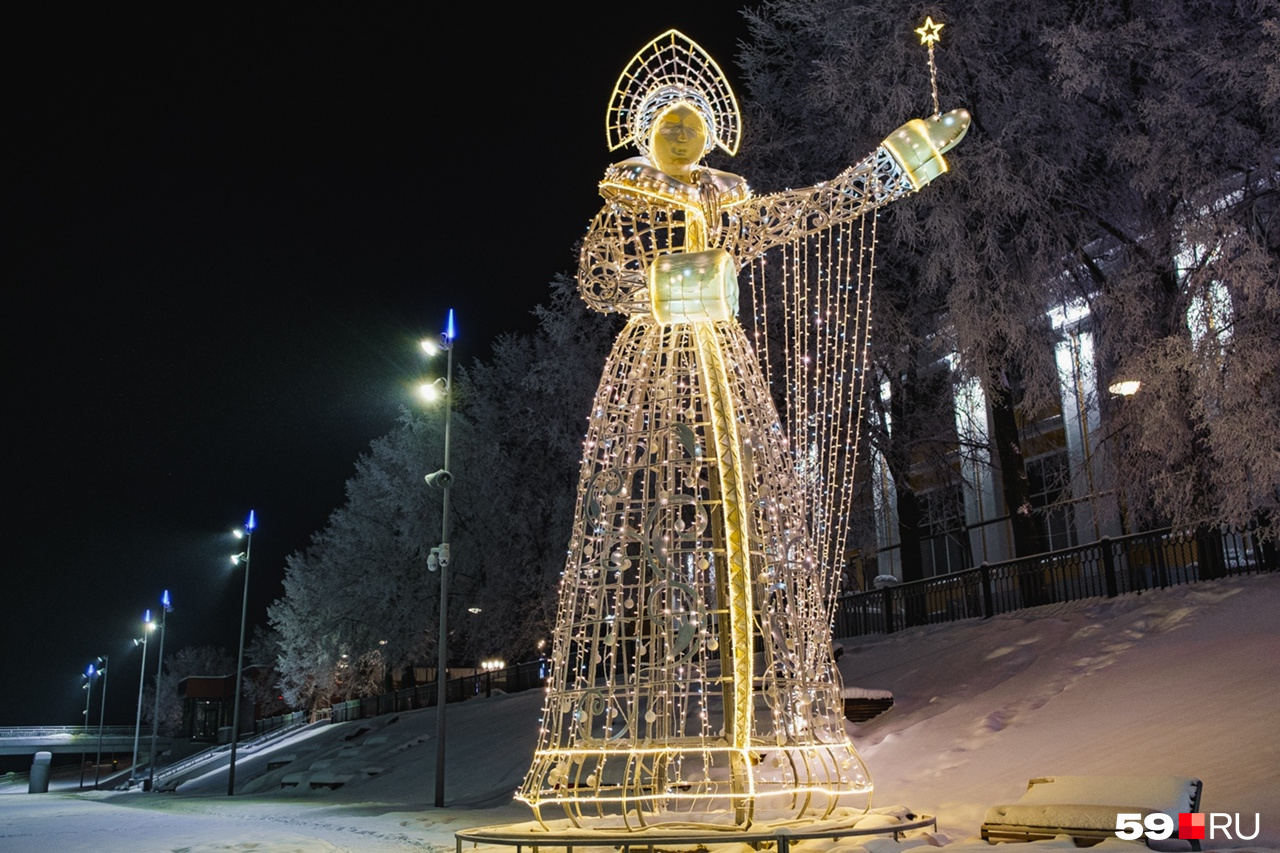 Снегурочка, которая в прошлом году укращала Комсомольскую площадь, теперь на набережной