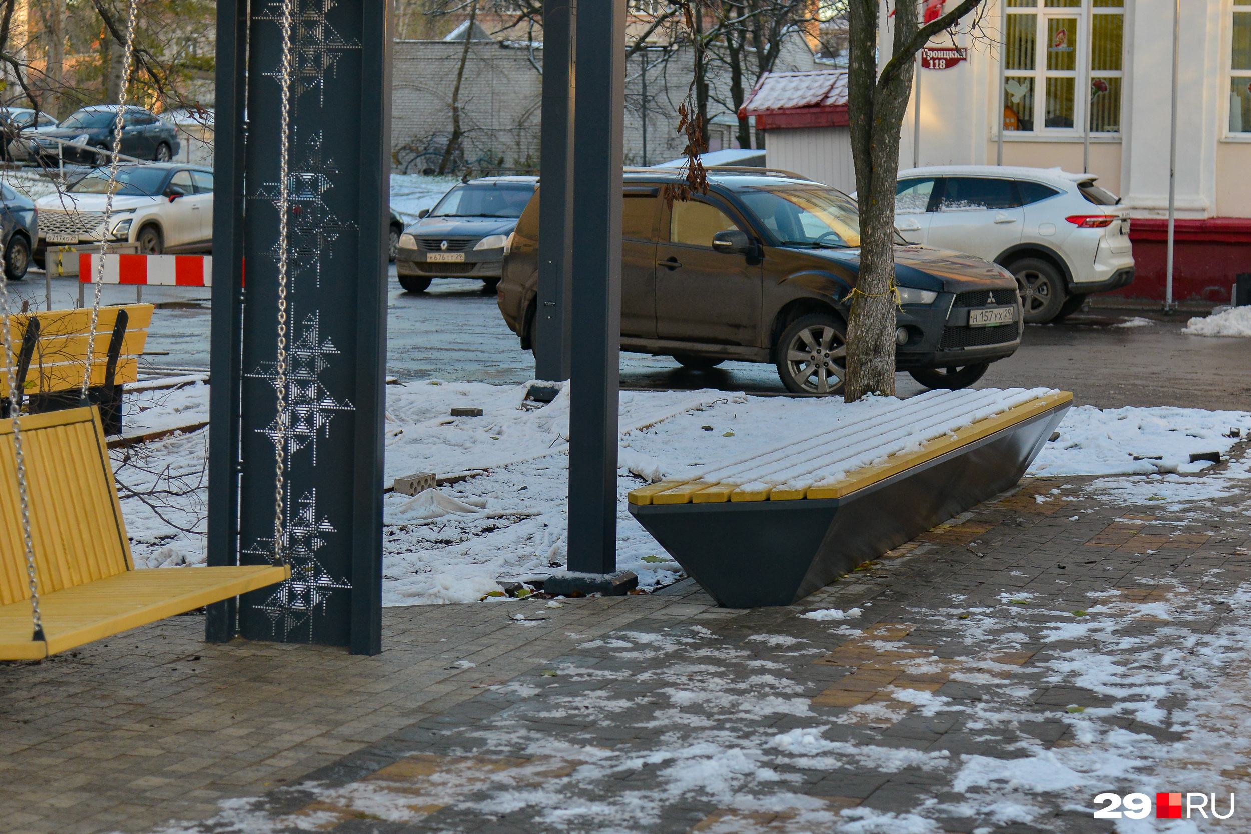 Показалось, гробы стоят»: у здания, где прощаются с погибшими в СВО,  появились новые скамейки | 23.10.2023 | Архангельск - БезФормата