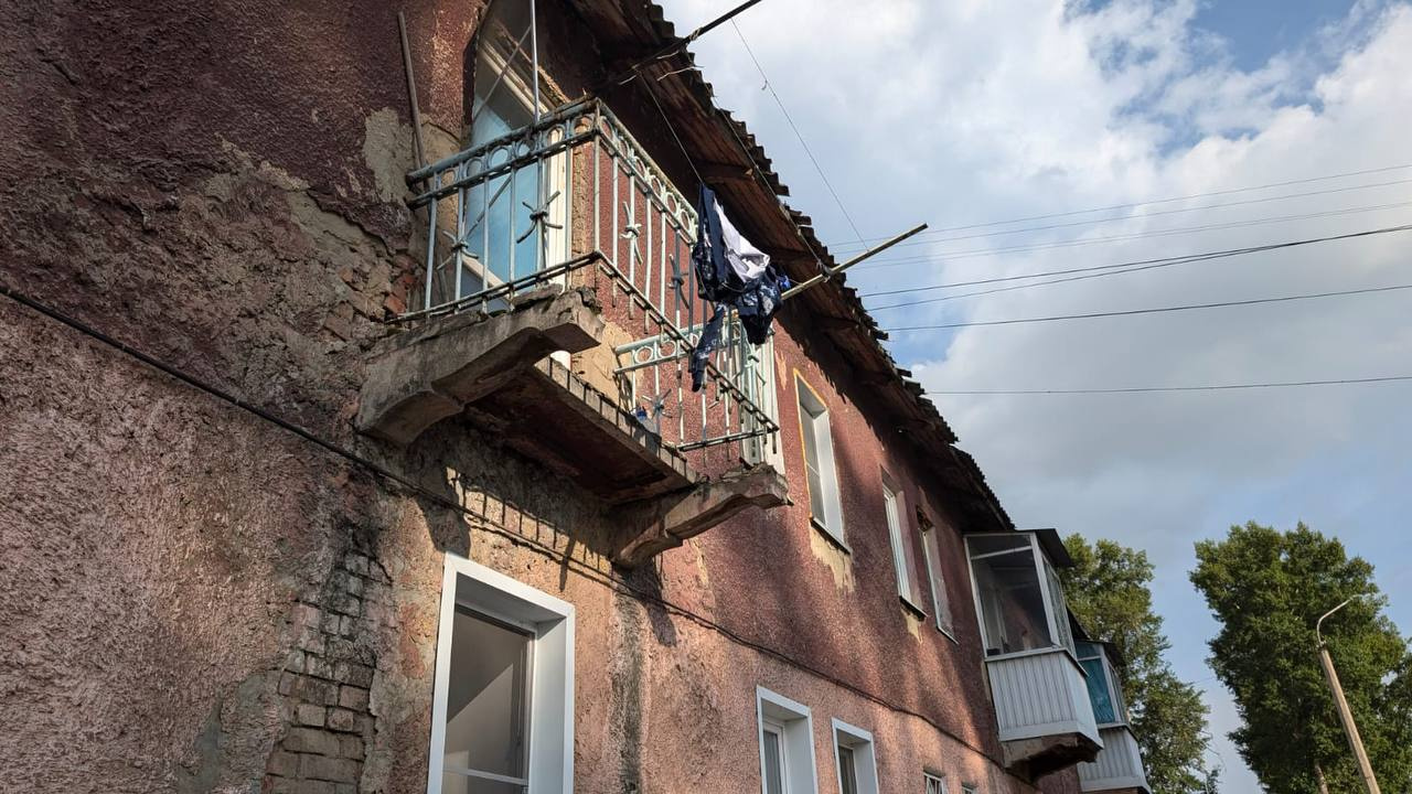 Балкон с женщиной обрушился в аварийном доме в Кемерове — возбуждено дело