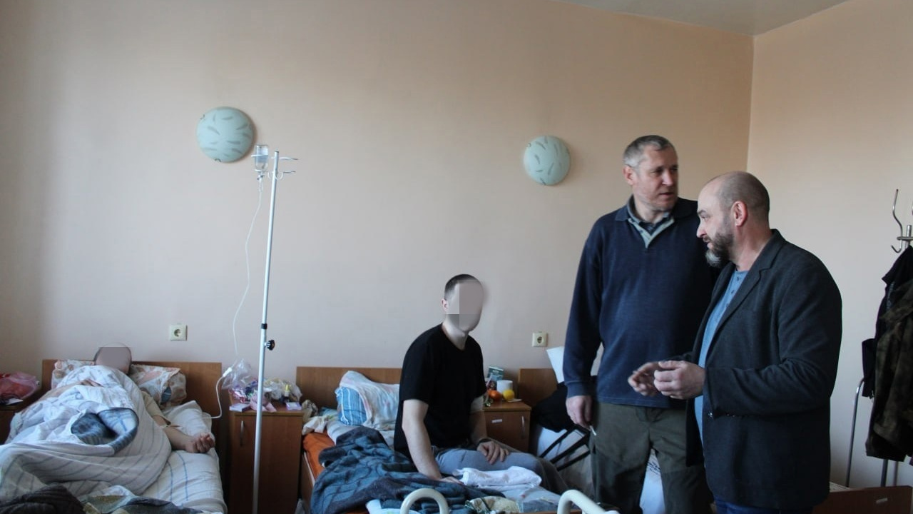 «Он знает, что завтра останется без ног»: депутат из Татарстана навестил раненых в донбасском госпитале