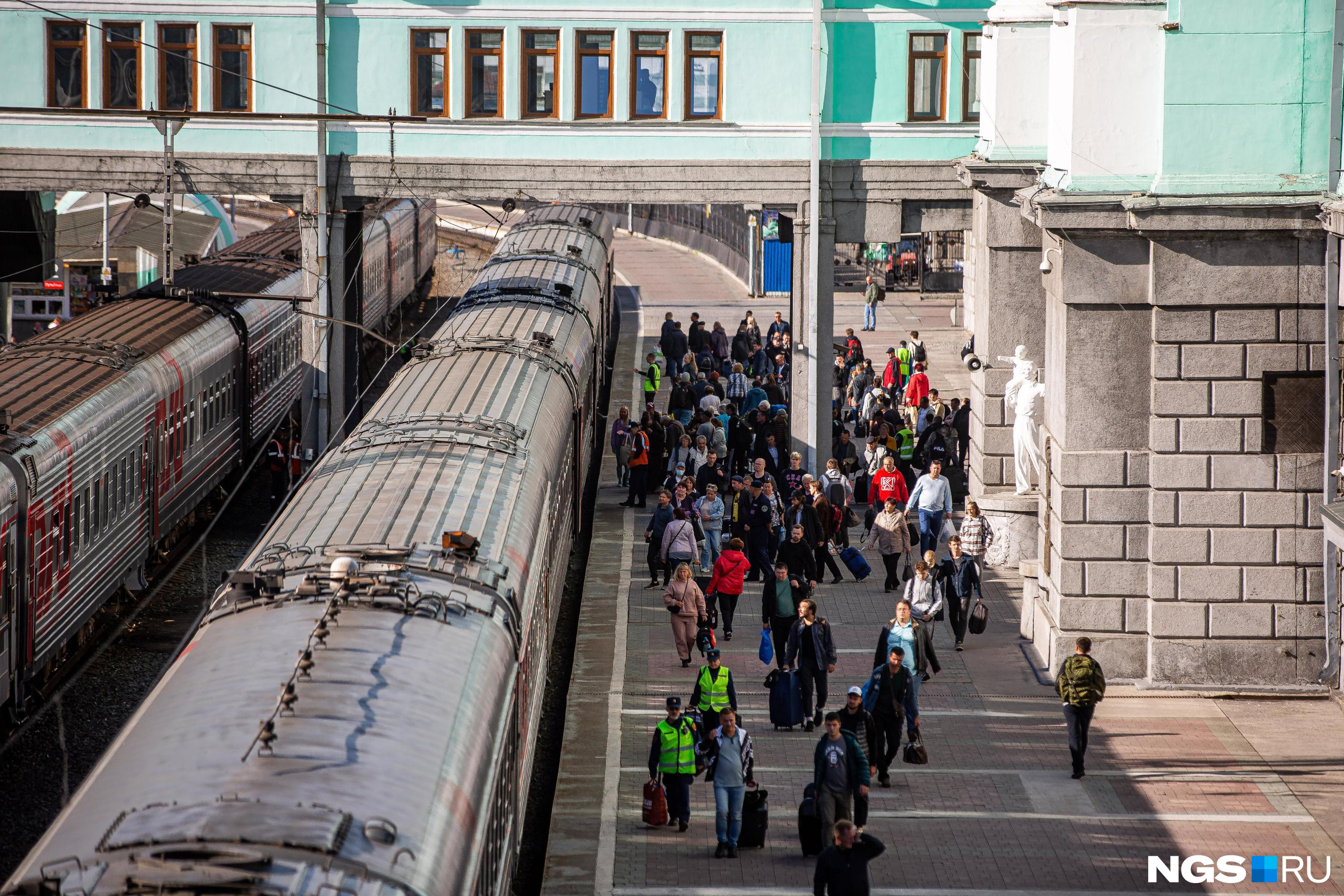 Прибывать в город