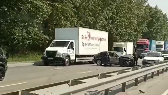 На Бердском шоссе столкнулись два седана — на трассе образовалась пробка