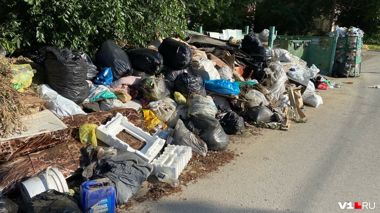 Улица Мариупольская тоже скрывается под тоннами мусора