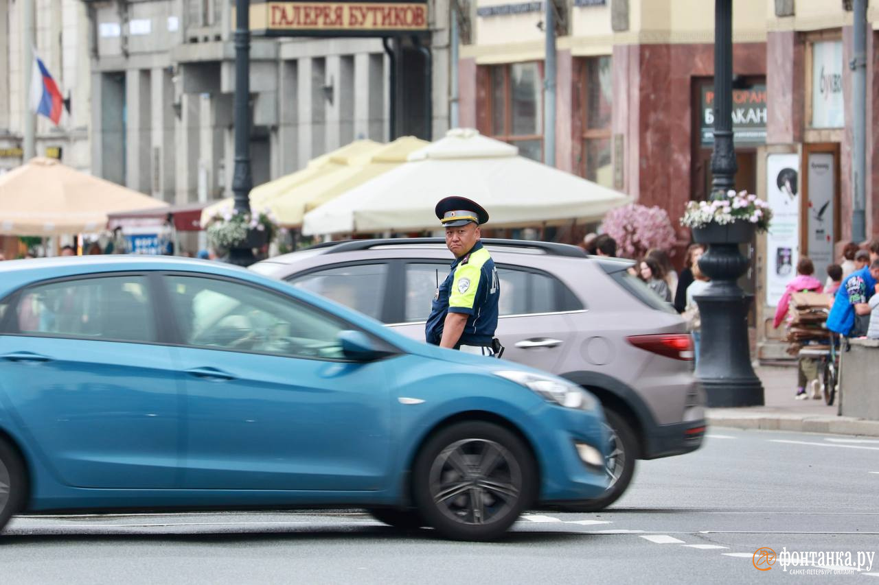 В Петербурге перекрыли Невский проспект, перекрытия из-за форума Россия —  Африка - 26 июля 2023 - ФОНТАНКА.ру