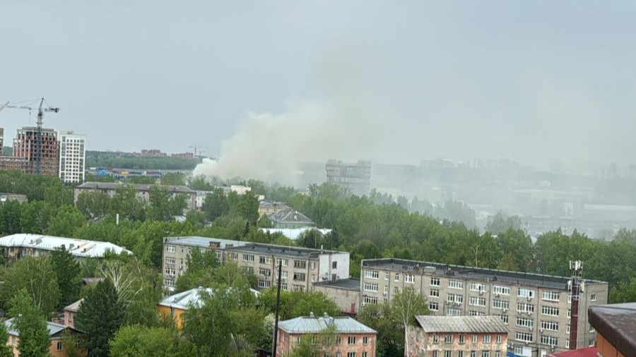 Произошло обрушение кровли: заброшенное здание загорелось рядом с городским аэропортом в Новосибирске