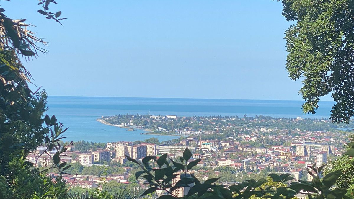 «Канализация и пробки на вход в море». Блогер из Калининграда сравнил отдых в Сочи и Абхазии
