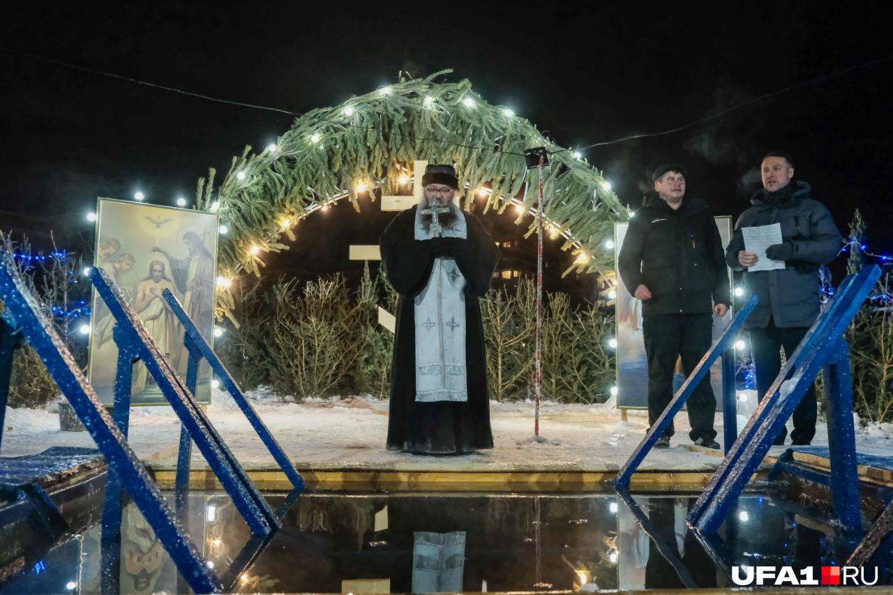 Вообще-то воду должны освящать перед купанием