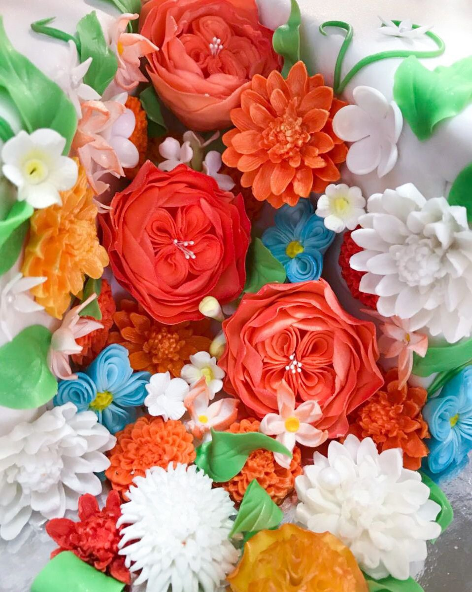 Разнообразие съедобных цветов из мастики, созданное кондитерами Самарского БКК