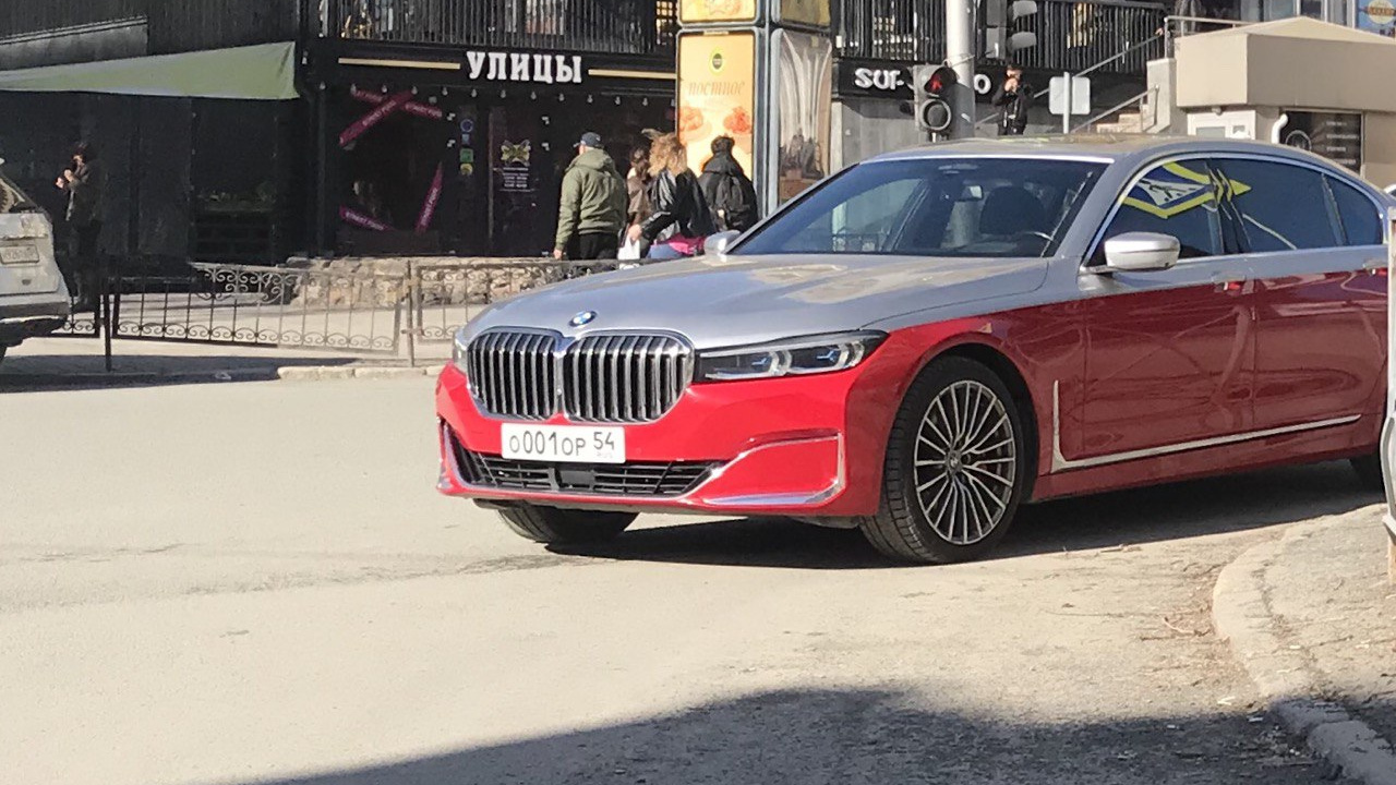 «Номер блатной и совести нет»: кто бросил редкий BMW посреди дороги в центре Новосибирска — владелец зарабатывает миллиарды