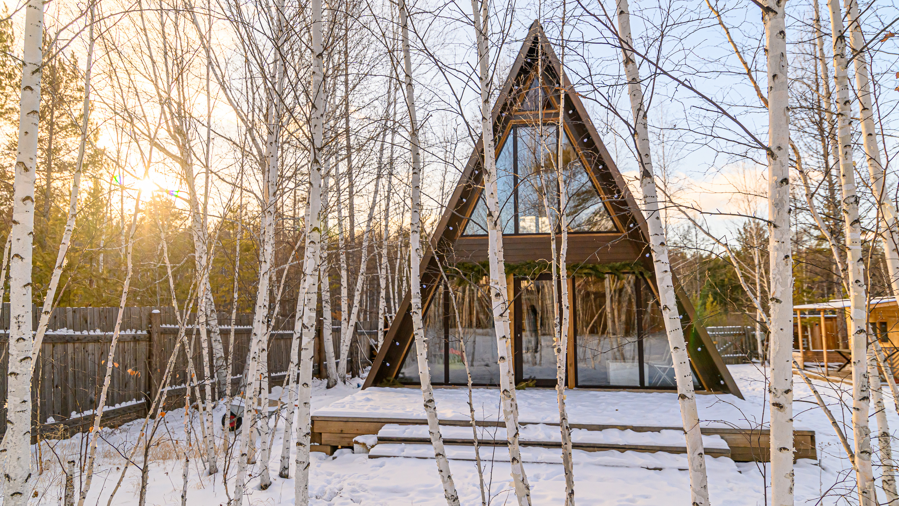 Красивый дом-шалаш в лесу: как создать сказку и сколько это стоит