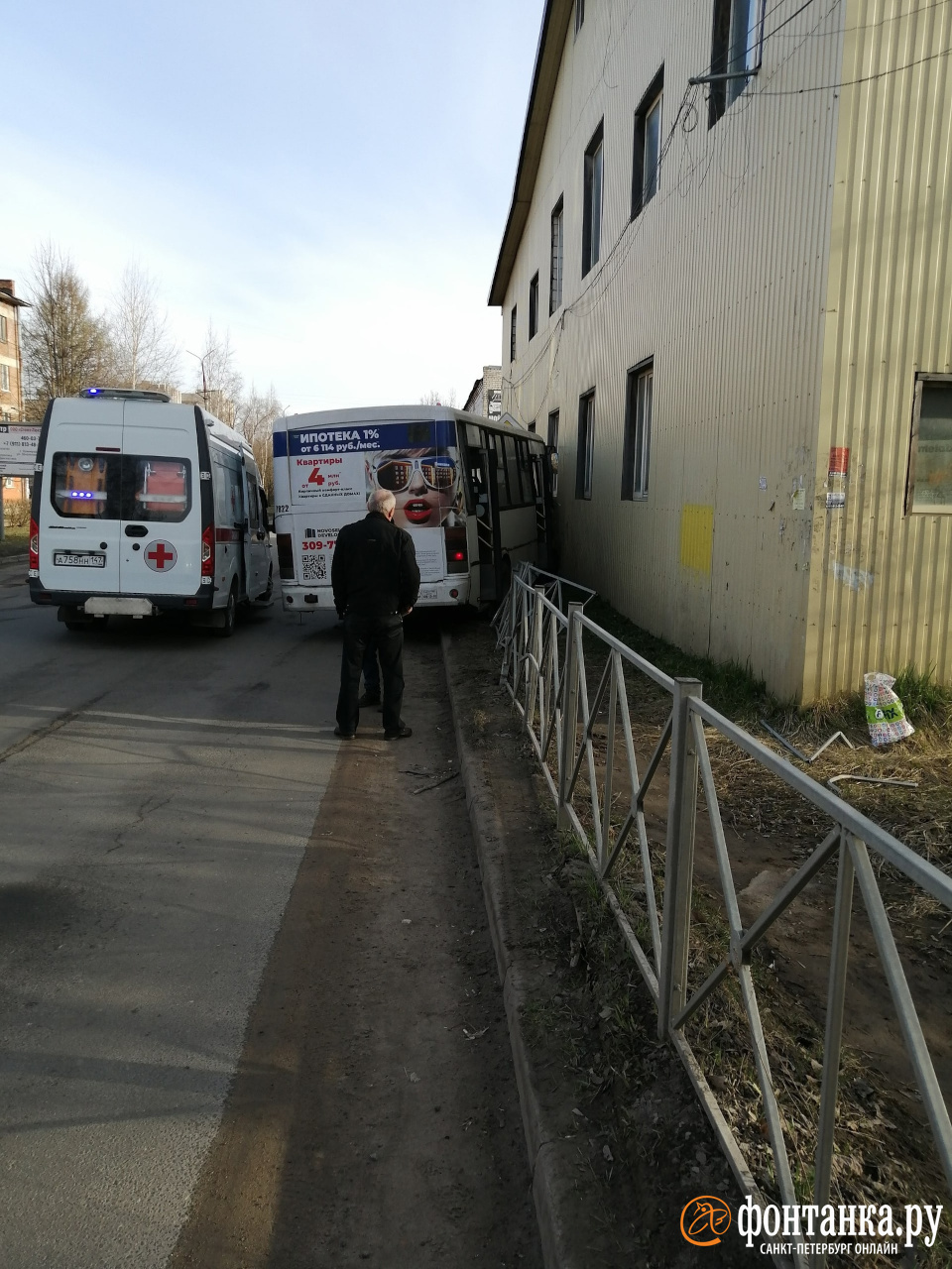 Маршрутка врезалась в дом в Коммунаре в Ленобласти, видео ДТП - 21 апреля  2023 - ФОНТАНКА.ру