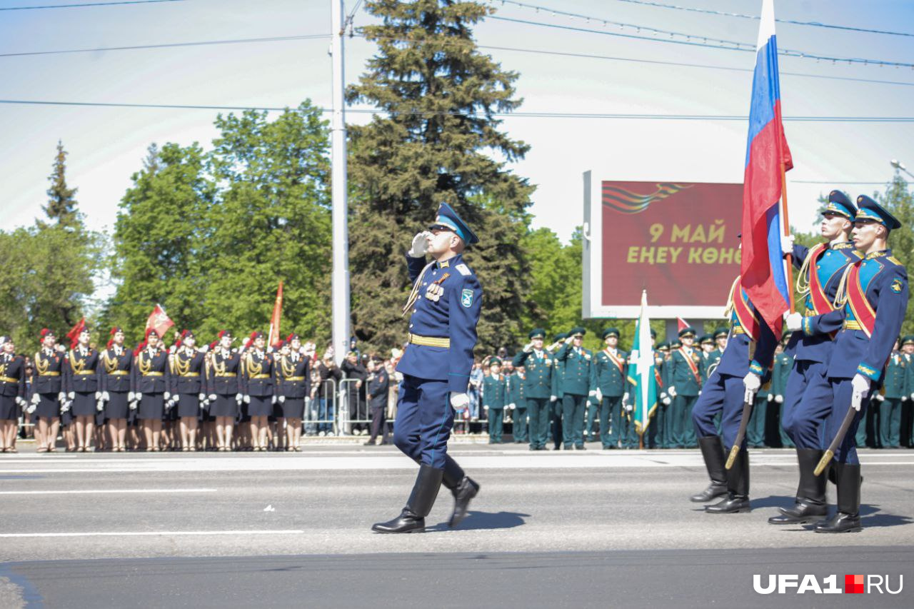 Остальные в это время стояли смирно и отдавали честь