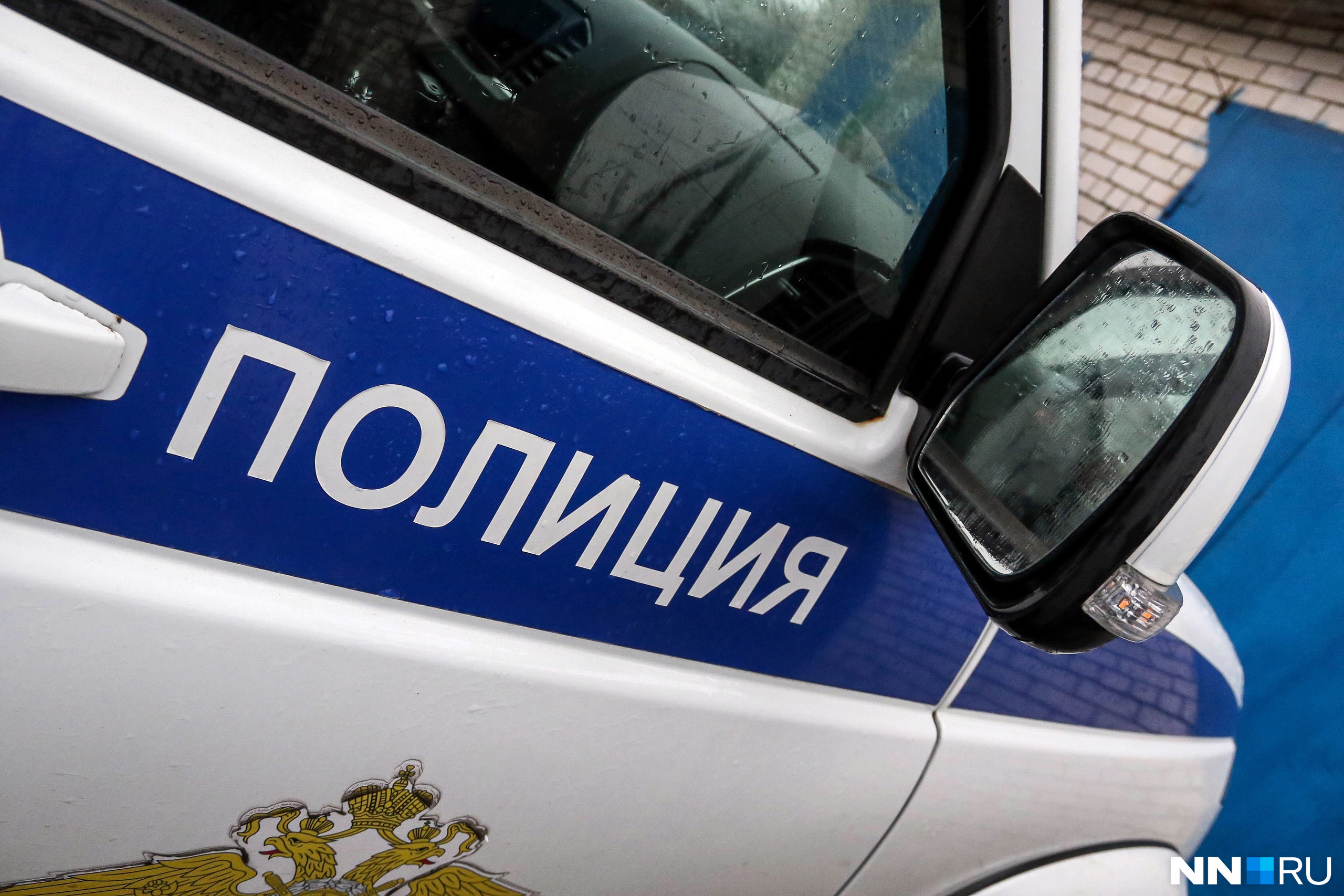 Полиция задержала парней, разгромивших автобусную остановку в Нижнем Новгороде