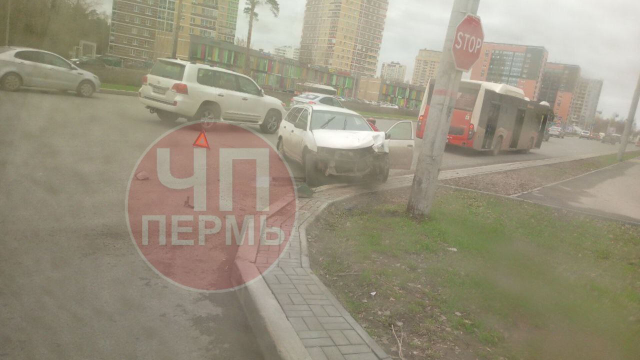 В ДТП с автобусом на Гознаке в Перми пострадали две пассажирки