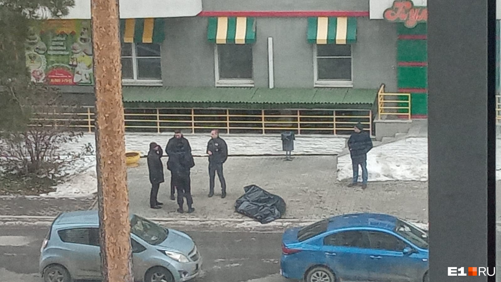 У девятиэтажки под Екатеринбургом нашли тело полуголого мужчины