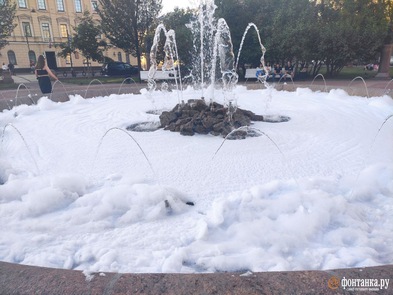 Злодеи налили что-то мыльное в фонтан в центре Петербурга