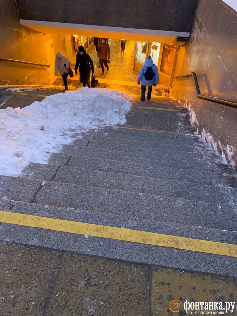 Ступени подземного перехода у станции метро «Горьковская»
