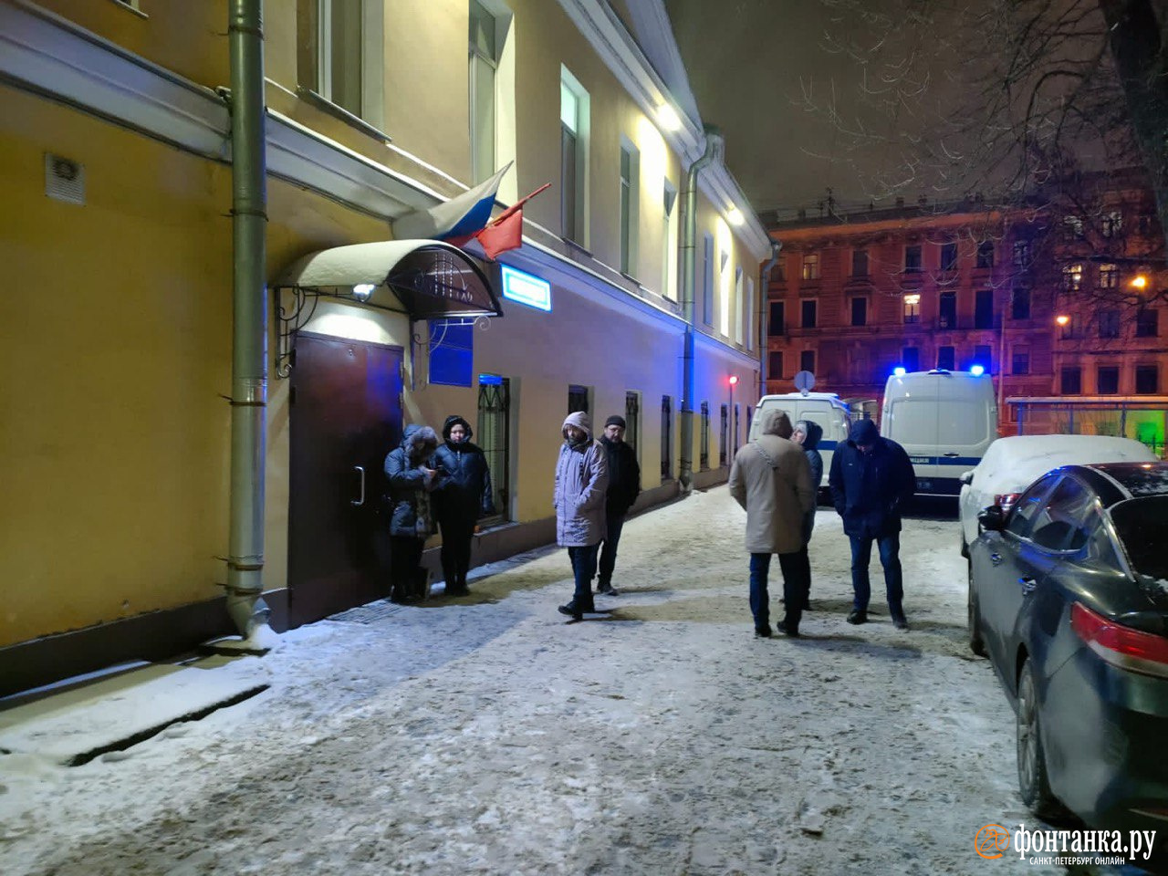 «К ним матерей не пускают, они там плачут». Петербургские родители ждут на морозе задержанных в «Галерее» подростков