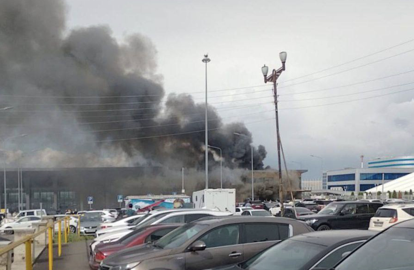 «Горит, похоже, зал прилета»: в Минеральных Водах вспыхнул аэропорт — очевидцы засняли дым, валящий из здания