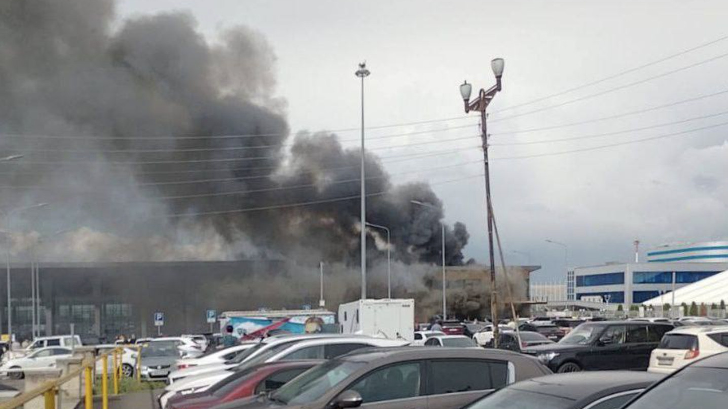 На территории аэропорта в Минеральных Водах пожар — видео полыхающего здания
