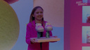 11-летняя Мирослава из Новосибирска прошла в финал кулинарного шоу на «Пятнице» — она сделала розовые сладкие кроссовки
