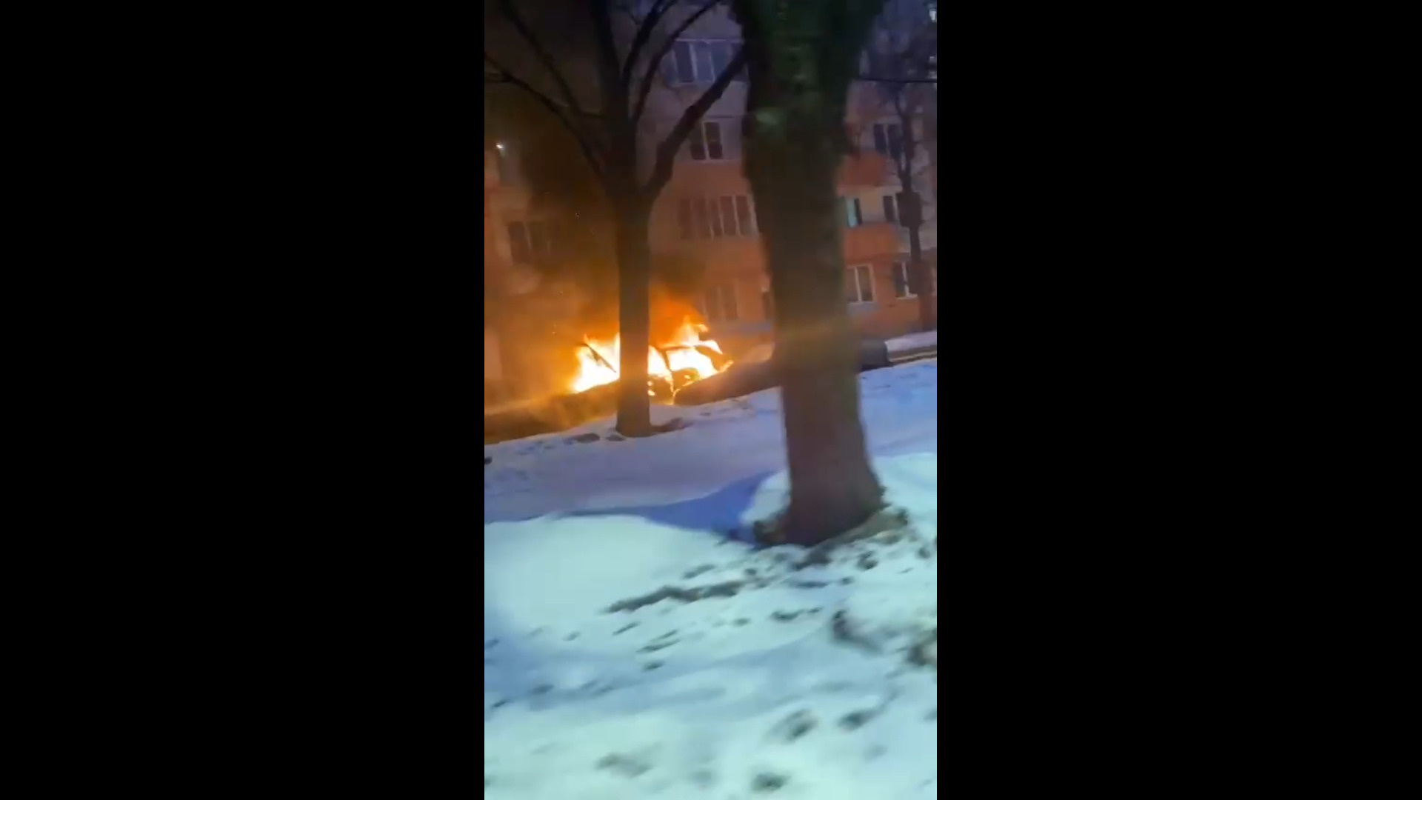 Огонь уничтожил «Фольксваген» на Бухарестской улице в Петербурге