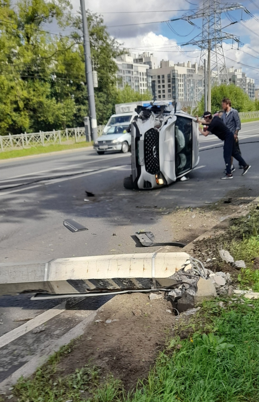 Каршеринг свалил бетонный столб на Петергофское шоссе и перевернулся |  29.08.2023 | Санкт-Петербург - БезФормата