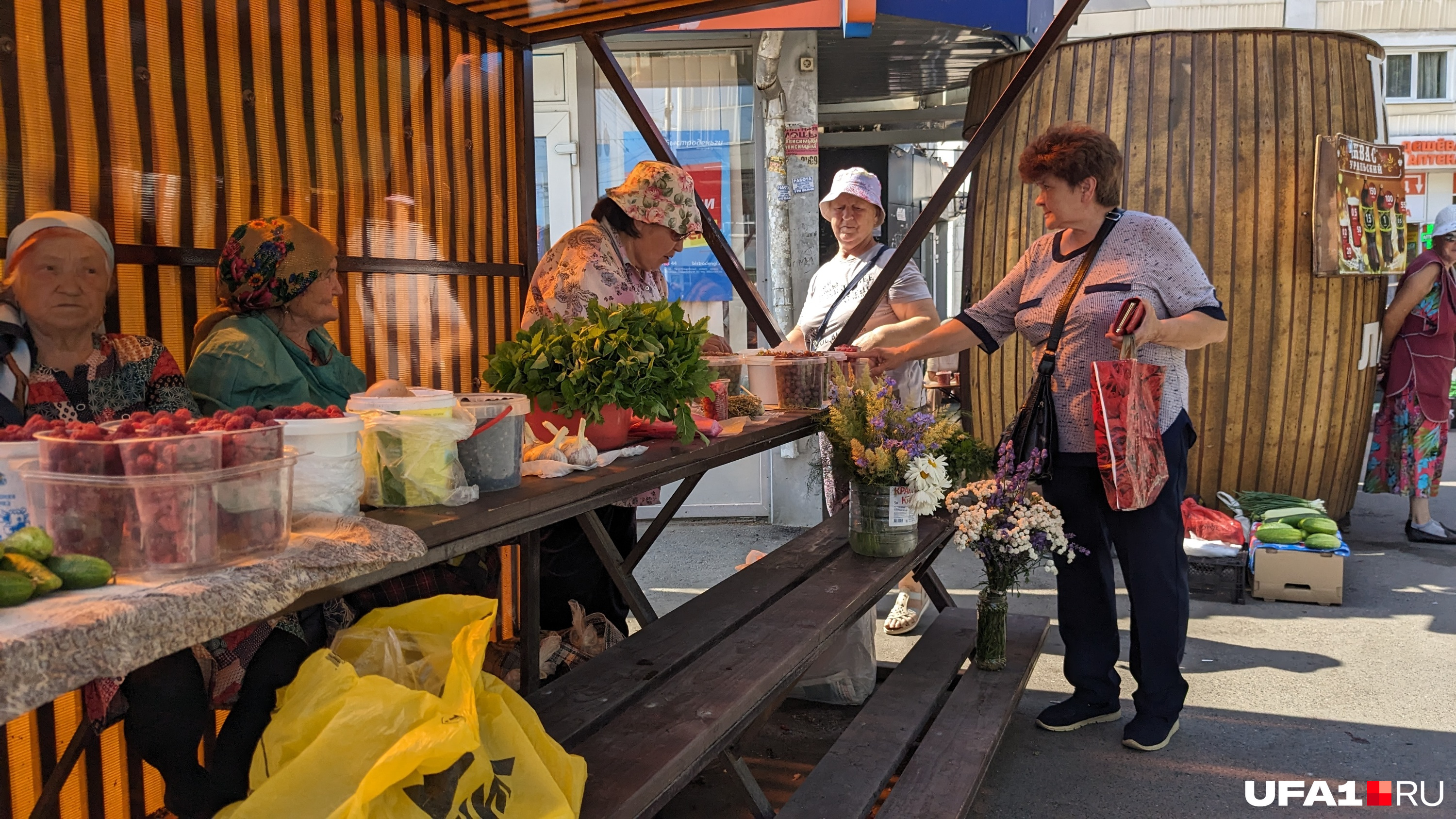 Для продавцов оборудовали навесы
