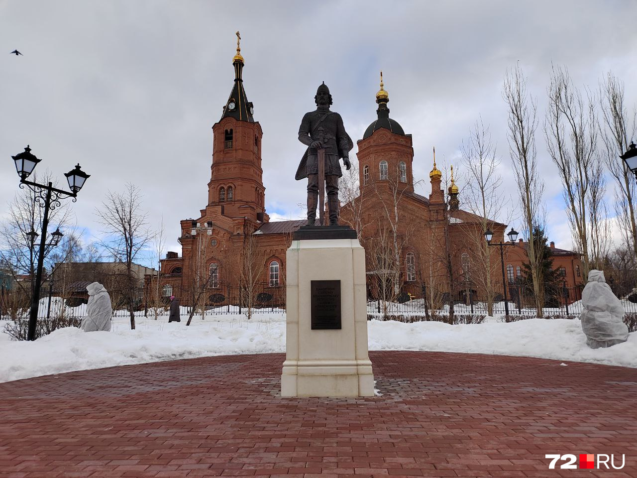 Памятник Александру Невскому в городском саду Кургана. Рядом — много зелени